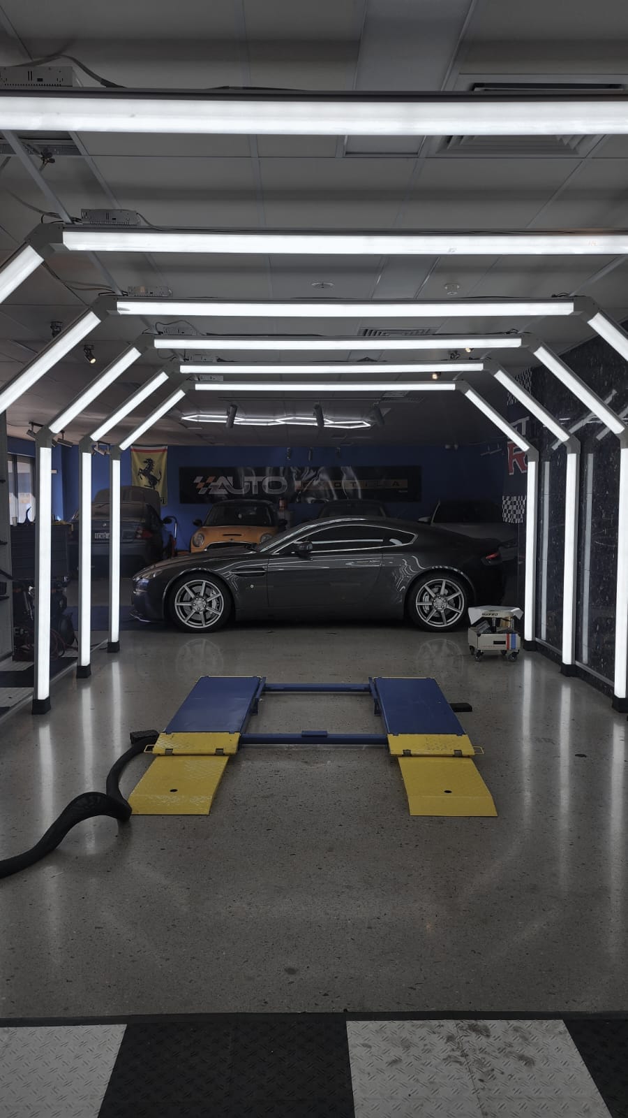 Showroom / Garage modular LED Grid Maxi Lighting Tunnel